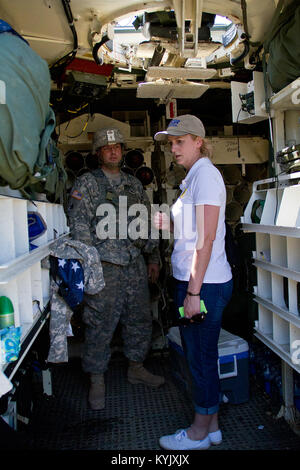 Kentucky bürgerliche Führer und Arbeitgeber besuchen Sie mit Kentucky Wachposten als Teil eines Arbeitgebers Unterstützung des Schutzes und der Reserve (ESGR) Boss Lift in Fort Knox, Ky., 22. Juli 2015. (U.S. Army National Guard Foto: Staff Sgt. Scott Raymond) Stockfoto