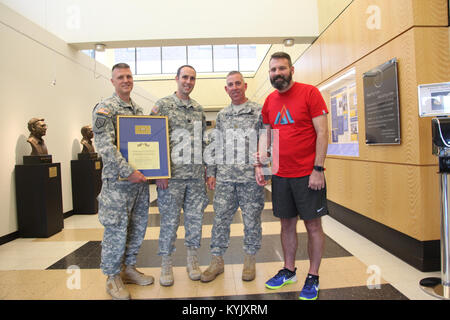 Kaplan (Capt.) Jon Pirtle und Kaplan (Capt.) Shane Blankenship mit der Georgia National Guard von Kaplan (Maj) Bill Draper für ihre Unterstützung während der Sgt anerkannt. 1. Klasse Chris Bradley's (rechts) Rehabilitation von einem lähmenden Unfall. (U.S. Army National Guard Foto von Master Sgt. Gerard Braun) Stockfoto