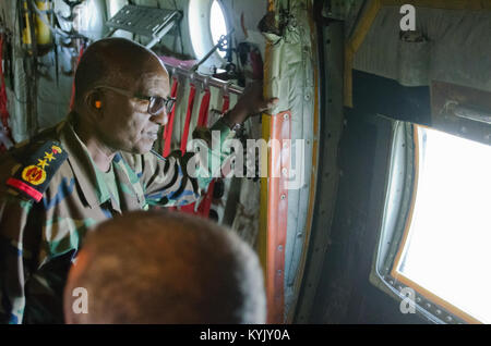 Die Kentucky Air National Guard war Gastgeber für mehrere Mitglieder von Dschibuti von Militär und Regierung schränke Sept. 17, 2015, als Teil des Kentucky's National Guard Partnerschaft mit Dschibuti. Die Djiboutian militärische Mitglieder nahmen an Mission Schriftsatz und tourte die Einrichtungen des Kentucky Air National Guard Base in Louisville, Ky., und flog auf einem lokalen Ausbildung sortie an Bord eines Kentucky Air National Guard Hercules C-130 Flugzeugen. Korps der Djiboutian Delegation gehören die Minister für Gesundheit, auswärtige Angelegenheiten, Handelskammern und der Universität von Dschibuti. Die militärische Ch Stockfoto