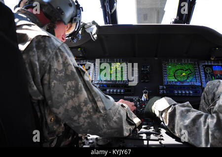 Chief Warrant Officer zwei Wallace Kand, ein UH-60 Black Hawk Pilot, führt Preflight Checks auf der Hubschrauber vor einem Training Mission an der Boone National Guard Zentrum in Frankfort, Ky., Sept. 23, 2015. Diese Kentucky Guard Piloten trainieren, so viel wie möglich auf dem Laufenden zu bleiben und immer bereit sein sollte, an dem sie angerufen werden. U.S. Army National Guard Foto von SPC. Abe Morlu Stockfoto