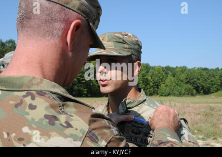 Maj. Jason Mendez (rechts), auf das erste Bataillon 149 Infanterie Regiment, Kentucky Nationalgarde zugewiesen, erhält mit der Infanterie Abzeichen von seinem bataillonskommandeur Oberstleutnant Eddie Simpson, Aug. 5 bis Aug.10 am Fort Pickett, Virginia Mendez festgesteckt war einer von drei Kentucky Wachposten die EIB zu erwerben. Stockfoto