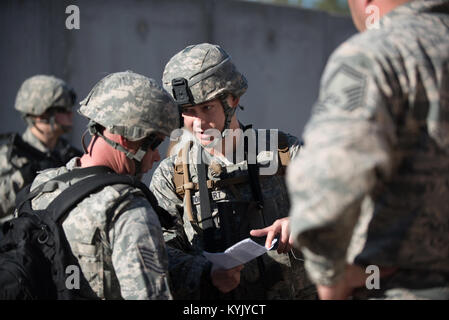 Tech. Sgt. Gary Coy (links) und Tech. Sgt. Julian Borchert, Squad Leader von 123. Die Kentucky der Air National Guard Security Forces Squadron, besprechen die Pläne einer simulierten zu erholen Abgestürzten Piloten in einem mock Afghanischen Dorf in Fort Knox, Ky., Okt. 20, 2015. Die Flieger waren erforderlich, um eine koordinierte Suche auszuführen, während ihre Positionen verteidigen und sich feindliche Kräfte. Stockfoto