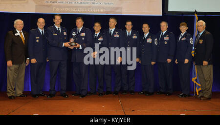 Der Direktor der Air National Guard, Generalleutnant Stanley Clarke (dritter von links) stellt Generalmajor Edward Tonini (vierter von links), Adjutant General des Commonwealth von Kentucky, mit dem 2105 Luftbrücke/Tanker Association Major General Stanley F.H. Newman herausragende Unit Award im Rahmen des jährlichen A/TA-Convention in Orlando, Fla., Okt. 30, 2015. Die Auszeichnung wurde in diesem Jahr auf 123 Airlift Wing die Kentucky der Air National Guard, die in Louisville auf Basis verliehen für außergewöhnliche Leistung ab dem 1. Juli 2014 bis 30. Juni 2015. Auch dargestellt (8 Links) sind Gen. Arthur Lichte (im Ruhestand), Vorsitzender Stockfoto