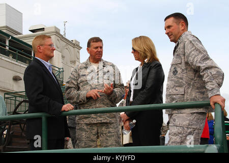 Sekretär der Air Force Deborah Lee James joined Generalmajor Edward W. Tonini, Kentucky's Adjutant General, andere ranghohe Militärs und Familien der gefallenen US-Mitglieder für die 6. jährliche Überlebenden Tag bei den Rennen in der CHurchill Downs in Louisville, Ky., Nov. 1, 2015. (U.S. Army National Guard Foto: Staff Sgt. Scott Raymond) Stockfoto