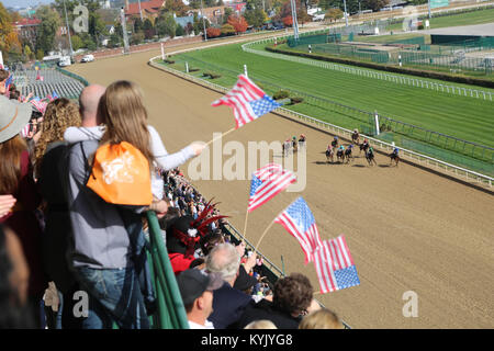 Familienangehörige von gefallenen US-Mitglieder genießen die 6. jährliche Überlebenden Tag bei den Rennen in der Churchill Downs in Louisville, Ky., Nov. 1, 2015. (Kentucky National Guard Foto Olivia Burton) Stockfoto