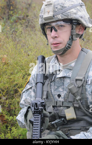 Kentucky National Guard SPC. Michael Miller, ein rechtsassistent Spezialist für die Zentrale und die Konzernzentrale, 149 Brigade Support Bataillon zugeordnet vertreten die 149 Manöver Verbesserung der Feuerwehr als Soldat des Jahres Konkurrent für die besten Krieger Wettbewerb 2016. (U.S. Army National Guard Foto von Sgt. 1. Klasse Gina Vaile-Nelson, 133 MPAD/KYARNG) Stockfoto