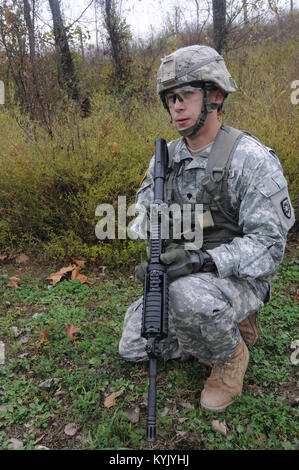 Kentucky National Guard SPC. Michael Miller, ein rechtsassistent Spezialist für die Zentrale und die Konzernzentrale, 149 Brigade Support Bataillon zugeordnet vertreten die 149 Manöver Verbesserung der Feuerwehr als Soldat des Jahres Konkurrent für die besten Krieger Wettbewerb 2016. (U.S. Army National Guard Foto von Sgt. 1. Klasse Gina Vaile-Nelson, 133 MPAD/KYARNG) Stockfoto