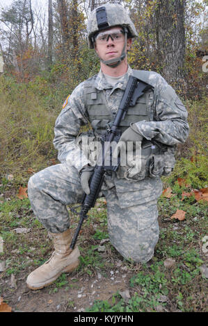 Kentucky National Guard SPC. Jakob Heide, ein Arzt für die Zentrale und Sitz der Gesellschaft, 1.BATAILLON, 149 Infanterie zugeordnet vertreten das 75-Truppe Befehl als Soldat des Jahres Konkurrent für die besten Krieger Wettbewerb 2016. (U.S. Army National Guard Foto von Sgt. 1. Klasse Gina Vaile-Nelson, 133 MPAD/KYARNG) Stockfoto