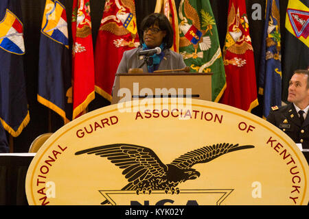 Leutnant. Jenean Hampton spricht zu Kentucky Wachposten für die jährliche National Guard Association von Kentucky Konferenz in Louisville, Ky., Feb 6, 2016 versammelt. (U.S. Army National Guard Foto: Staff Sgt. Scott Raymond) Stockfoto