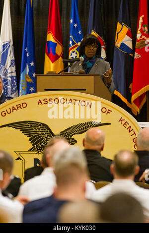 Leutnant. Jenean Hampton spricht zu Kentucky Wachposten für die jährliche National Guard Association von Kentucky Konferenz in Louisville, Ky., Feb 6, 2016 versammelt. (U.S. Army National Guard Foto: Staff Sgt. Scott Raymond) Stockfoto