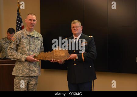 COL Wertzler präsentiert eine Plakette COL Demers anlässlich der Übergabe an die Alaska USPFO (Kentucky National Guard Foto von Walt Leaumont) Stockfoto