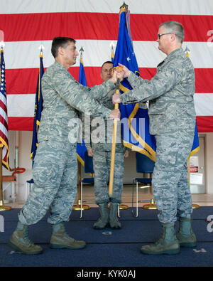 Oberst David Mounkes (rechts), der neue Kommandant der 123. Airlift wing, akzeptiert die Flügel guidon aus Brig. Gen. Warren Hurst, stellvertretender Adjutant von General Kentucky für Luft, während eine Annahme-von-Befehl Zeremonie an der Kentucky Air National Guard Base in Louisville, Ky., am 16. April 2016. Mounkes zuletzt als Kommandeur der 123. Contingency Response Group serviert. (U.S. Air National Guard Foto von älteren Flieger Josua Horton) Stockfoto