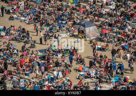 Menschenmassen Linie der Kentucky Bank des Ohio River in Downtown Louisville, Ky., 23. April 2016, während der Donner über Louisville Air Show. Die Veranstaltung zeichnete 725.000 Zuschauer. (U.S. Air National Guard Foto von Maj. Dale Greer) Stockfoto