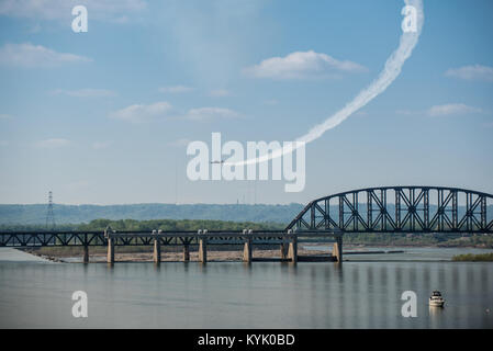 Matt Younkin führt die akrobatischen Stunts mit seinem Twin Beech 18 Flugzeuge während der Donner über Louisville air show in Downtown Louisville, Ky., 23. April 2016. Die Veranstaltung zeichnete geschätzte Menge von 725.000 Zuschauer an den Ufern des Ohio River. (U.S. Air National Guard Foto von Maj. Dale Greer) Stockfoto