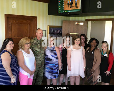 Brig. Gen Stephen Hogan Besuche mit Familie Bereitschaft, Gruppenleiter und ihre Gäste bei Keeneland April 24, 2016. Thema in diesem Jahr für die Keeneland militärischen Anerkennung Tag war Jahr der Freiwilligen. (US Army National Guard Foto von Maj. Carla Raisler) Stockfoto