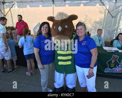 Die Keeneland Maskottchen, Schnallen, wirft mit Cindy Culver und Linda Jones bei Keeneland während der militärischen Anerkennung Tag April 24, 2016. (US Army National Guard Foto von Maj. Carla Raisler) Stockfoto