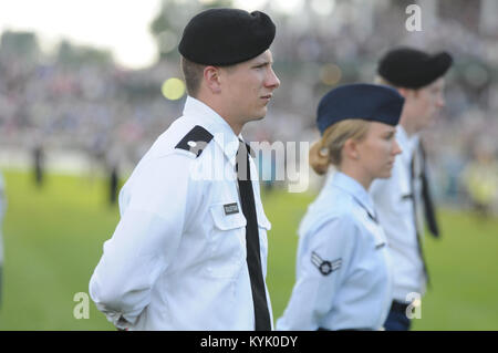 Cadet Eric Tollefson mit Alpha Batterie 623 Rd, sichert den Umkreis des Kentucky Derby's Sieger Kreis Medien in einem sicheren Abstand zum Sieger, immer Träumen, während der Präsentation der rose Garland und Trophäe. (U.S. Army National Guard Foto von Sgt. Maggie Booker) Stockfoto