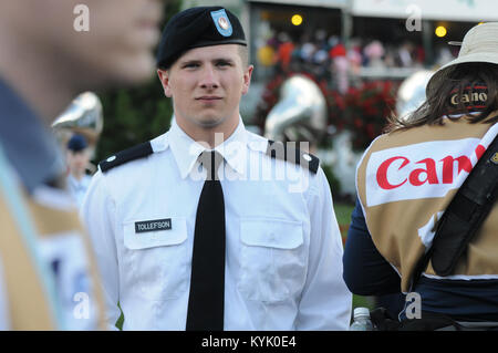 Cadet Eric Tollefson mit Alpha Batterie 623 Rd, sichert den Umkreis des Kentucky Derby's Sieger Kreis Medien in einem sicheren Abstand zum Sieger, immer Träumen, während der Präsentation der rose Garland und Trophäe. (U.S. Army National Guard Foto von Sgt. Maggie Booker) Stockfoto