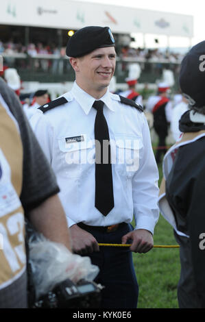 Cadet Eric Tollefson mit Alpha Batterie 623 Rd, sichert den Umkreis des Kentucky Derby's Sieger Kreis Medien in einem sicheren Abstand zum Sieger, immer Träumen, während der Präsentation der rose Garland und Trophäe. (U.S. Army National Guard Foto von Sgt. Maggie Booker) Stockfoto