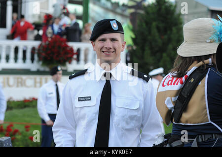 Cadet Eric Tollefson mit Alpha Batterie 623 Rd, sichert den Umkreis des Kentucky Derby's Sieger Kreis Medien in einem sicheren Abstand zum Sieger, immer Träumen, während der Präsentation der rose Garland und Trophäe. (U.S. Army National Guard Foto von Sgt. Maggie Booker) Stockfoto