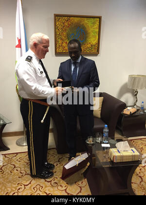 Brig. Gen. Ben Adams besucht die Djiboutian Nationalversammlung mit Ihrer Lautsprecher, Mohamed Ali Moumed während seiner Reise im Mai 2016 als Teil der Partnerschaft Programm Kentucky mit dem afrikanischen Nation von Dschibuti hat. (Foto eingereicht) Stockfoto