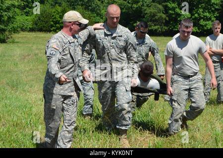 Sgt. 1. Klasse Jeremy Lowe, Flug medic für Ablösung 1, Charlie Company, 2nd Battalion, 238Th Aviation Züge Soldaten mit dem zweiten Bataillon, 138 Field Artillery Brigade über die Verfahren für das Laden einer Unfallversicherung auf eine UH60 Blackhawk während der jährlichen Training in Fort Knox, Kentucky, 8. Juni 2016. (US Army National Guard Foto: Staff Sgt. Stephen Roberts) Stockfoto