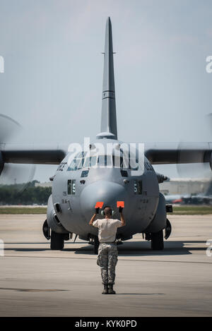 Einen Flieger von 123. Airlift Wing Marschälle der Kentucky der Air National Guard ein Connecticut Air National Guard C-130 Hercules Flugzeuge an der Dominanz der Air National Guard in der Savanne, Ga, 13. Juni 2016. Flieger von der Connecticut Einheit sind die Teilnehmenden in der Instandhaltung Universität hier, einen einwöchigen Kurs eine intensive Einführung in die Wartung von Flugzeugen zur Verfügung zu stellen. Jetzt in seinem achten Jahr, Wartung der Universität wird von der 123 Airlift Wing gefördert. (U.S. Air National Guard Foto von Oberstleutnant Dale Greer) Stockfoto