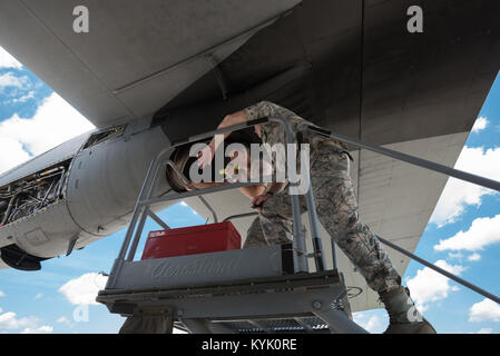 Us Air Force Senior Airman Jacob Wilder, eine Crew Chief von 123. Airlift Wing die Kentucky der Air National Guard, inspiziert ein Auspuff Port auf einer C-130 Hercules Flugzeuge an der Dominanz der Air National Guard in der Savanne, Ga, 15. Juni 2016. Wilder ist die Teilnahme an Wartung Universität hier, einen einwöchigen Kurs eine intensive Einführung in die Wartung von Flugzeugen zur Verfügung zu stellen. Jetzt in seinem achten Jahr, Wartung der Universität wird von der 123 Airlift Wing gefördert. (U.S. Air National Guard Foto von Oberstleutnant Dale Greer) Stockfoto