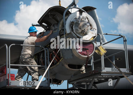 Us Air Force Staff Sgt. Michael Marks, ein Antrieb Mechaniker von 123. Airlift Wing die Kentucky der Air National Guard, entfernt ein Motor von der C-130 Hercules Flugzeuge an der Dominanz der Air National Guard in der Savanne, Ga, 15. Juni 2016. Marken ist die Teilnahme an Wartung Universität hier, einen einwöchigen Kurs eine intensive Einführung in die Wartung von Flugzeugen zur Verfügung zu stellen. Jetzt in seinem achten Jahr, Wartung der Universität wird von der 123 Airlift Wing gefördert. (U.S. Air National Guard Foto von Oberstleutnant Dale Greer) Stockfoto