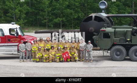 Soldaten mit der 761St Löschteam während der jährlichen Ausbildung an der Alpena Combat Readiness Training Center in Alpena, Michigan, 16. Juni 2016. (U.S. Army National Guard Foto vom Kapitän Matthew Riley) Stockfoto