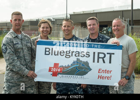 Us Air Force Senior Master Sgt. Kenny Richards, US Air Force Maj. Amy Mundell, U.S. Navy Cdr. Ryan Starkey, U.S. Navy Petty Officer 2nd class Matt McCoy und US Air Force Oberstleutnant Bill Adkisson willkommen Militärpersonal Barkley Regional Airport in Paducah, Ky., 13. Juli 2016. Die ankommenden Flieger, alle medizinischen Personal von 123. Airlift Wing die Kentucky der Air National Guard in Louisville, wird die ärztliche und zahnärztliche Versorgung ohne Kosten für Bewohner in drei westlichen Kentucky Standorte von Juli 18 bis 27 als Teil des Bluegrass Medical innovative Readiness Training, ein Programm, das Co-spon Stockfoto