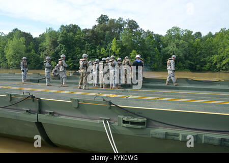 Soldaten des 2061St Multi Role Brücke Unternehmen beginnen die Demontage eines verbesserten ribbon Bridge als Teil ihrer jährlichen Training in Fort Knox, Kentucky am 15. Jul 2016. (Kentucky National Guard Foto von Walt Leaumont) Stockfoto