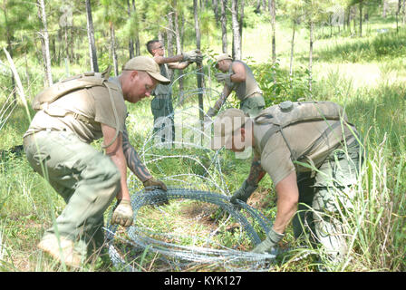 Soldaten zu Charlie Company, 1.BATAILLON, 149 Infanterie bereitstellen Faltenbalg Kabel während der jährlichen Ausbildung bei Joint Readiness Training Center, Fort Polk, Louisiana, 19. Juli 2016 zugewiesen. Mehr als 400 Kentucky National Guard Soldaten Rolle gespielt als feindliche Kräfte der Bekämpfung der Bereitschaft für den 27 Infantry Brigade Combat Team zur Unterstützung der JRTC Rotation 16-08 zu erhöhen. (Us National Guard Foto von 1 st. Oberstleutnant Michael Reinersman) Stockfoto