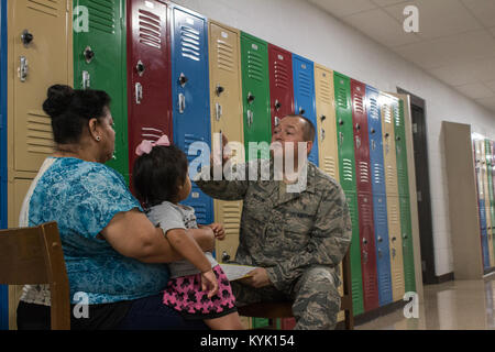 Maj. Derek Melton, ein Augenarzt mit der Indiana Air National Guard 181st Intelligenz Flügel Medical Group, führt eine Vision Untersuchung auf einem Patienten an Gräbern County High School in Mayfield, Ky., 21. Juli 2016. Die Kentucky Air National Guard, mehrere andere Air National Guard Einheiten der US Navy Reserve und die Army National Guard sind die ärztliche und zahnärztliche Versorgung ohne Kosten für Bewohner in drei westlichen Kentucky Standorte von Juli 18. bis 27. Das Programm wird durch das US-Verteidigungsministerium und das Delta regionale Behörde gefördert. (U.S. Navy Reserve Foto von Petty Officer 2. Klasse Ca Stockfoto