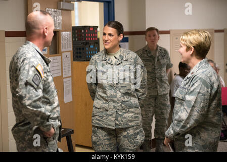 Us-Armee Brig. Gen. Stephen R. Hogan (links), Adjutant General der Kentucky National Guard, präsentiert eine Münze für Exzellenz zu US Air Force Airman 1st Class Ashley Fletcher, ein Medic ab 167 medizinische Gruppe der West Virginia Air National Guard, bei Paducah Tilghman High School in Paducah, Ky., 22. Juli 2016. Fletcher ist eine von mehr als 200 Luft- und Armee der Nationalgarde und der US-Marine Reservisten, die sind drei medizinische und zahnmedizinische Kliniken in Western Kentucky keine Versorgung für die Bewohner von 18. Juli bis 27. (U.S. Air National Guard Foto von Master Sgt. Phil Speck) Stockfoto