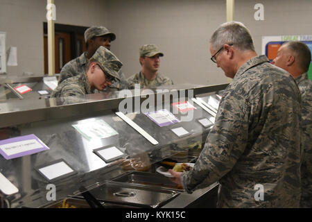 Oberst David Mounkes, Kommandeur der 123. Airlift Wing die Kentucky der Air National Guard, touren Gräber County High School Juli 22, 2016, in Mayfield, Ky., wo Bluegrass Medical innovative Readiness Training stattfindet. Die Kentucky Air Guard, US Navy Reserve und anderen militärischen Einheiten teaming mit dem Delta regionale Behörde medizinische, Vision und Zahnpflege ohne Kosten für Bewohner in Mayfield und zwei andere Western Kentucky Standorte von Juli 18 bis 27 bieten als Teil der Schulungsveranstaltung. (U.S. Air National Guard Foto von 1 Leutnant James W. Killen) Stockfoto