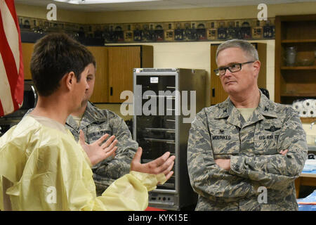 Oberst David Mounkes, Kommandeur der 123. Airlift Wing die Kentucky der Air National Guard, touren Gräber County High School Juli 22, 2016, in Mayfield, Ky., wo Bluegrass Medical innovative Readiness Training stattfindet. Die Kentucky Air Guard, US Navy Reserve und anderen militärischen Einheiten teaming mit dem Delta regionale Behörde medizinische, Vision und Zahnpflege ohne Kosten für Bewohner in Mayfield und zwei andere Western Kentucky Standorte von Juli 18 bis 27 bieten als Teil der Schulungsveranstaltung. (U.S. Air National Guard Foto von 1 Leutnant James W. Killen) Stockfoto