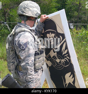 Air Force Staff Sgt. Amber Updike, mit der 123 Airlift Wing, 165 Airlift Squadron, sammelt ihr Ziel nach konkurrierenden im Paton Gleiches während des jährlichen Adjutant General Kentucky National Guard Gewehr und Pistole Zustand Schulungsveranstaltung in Fort Knox Ky., 31. Juli 2016. Dieses Spiel zeigt das Team mit hoher Geschwindigkeit bewegte Ziele in kurzer Frist zu engagieren. (U.S. Army National Guard Foto von Sgt. Brandy Mort) Stockfoto