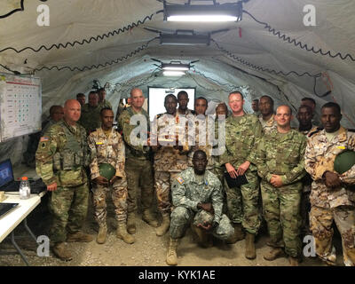 Mitglieder des militärischen Dschibuti besucht Soldaten des Kentucky National Guard in Fort Knox, Ky., August, 2016. (Foto durch Kapitän Aaron VanSickle) Stockfoto