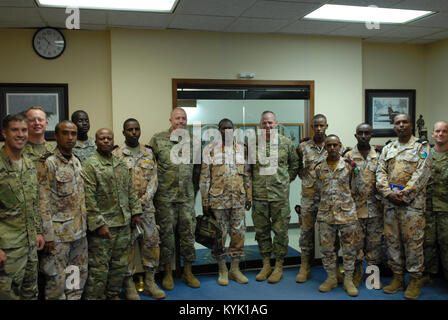 Mitglieder des militärischen Dschibuti besucht Soldaten des Kentucky National Guard in Frankfort, Ky., August, 2016. (Foto durch Kapitän Aaron VanSickle) Stockfoto