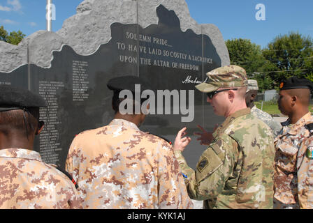 Mitglieder des militärischen Dschibuti besucht Soldaten des Kentucky National Guard in Frankfort, Ky., August, 2016. (Foto durch Kapitän Aaron VanSickle) Stockfoto