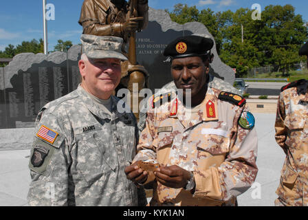 Mitglieder des militärischen Dschibuti besucht Soldaten des Kentucky National Guard in Frankfort, Ky., August, 2016. (Foto durch Kapitän Aaron VanSickle) Stockfoto