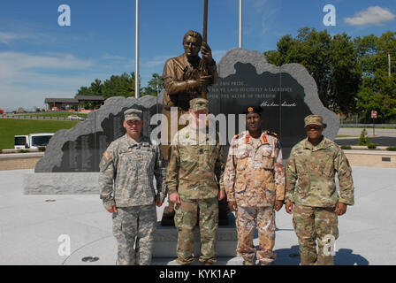 Mitglieder des militärischen Dschibuti besucht Soldaten des Kentucky National Guard in Frankfort, Ky., August, 2016. (Foto durch Kapitän Aaron VanSickle) Stockfoto