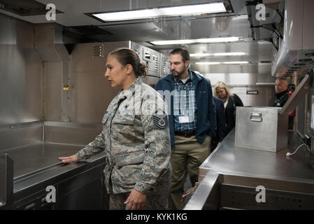 Master Sgt. Jennifer Thiery, Dienstleistungen Betriebsleiter für die 123 Force Support Squadron, zeigt zivilen Arbeitgeber die Innenseite der Katastrophenhilfe Mobile Küche Trailer während ein Arbeitgeber Unterstützung des Schutzes und der Reserve "Bosslift" an der Kentucky Air National Guard Base in Louisville, Ky., Okt. 26, 2016. Die Bosslift dem Arbeitgeber die Gelegenheit, mehr über das, was Ihre Mitarbeiter tun, wenn als Reservisten im Kentucky Air National Guard dienen zu lernen. (U.S. Air National Guard Foto von Master Sgt. Phil Speck) Stockfoto