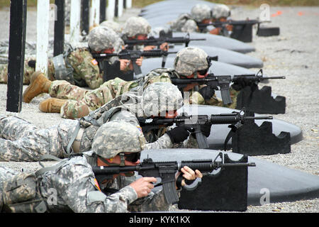 Mitbewerber qualifizieren mit dem M4 Gewehr bei Besten die Kentucky Army's National Guard Warrior Konkurrenz an der Wendell H. Ford regionalen Ausbildungszentrums in Greenville, Ky. Okt. 27-29, 2016. (U.S. Army National Guard Foto: Staff Sgt. Scott Raymond) Stockfoto