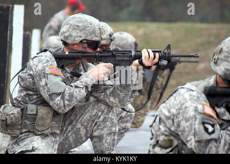 Mitbewerber qualifizieren mit dem M4 Gewehr bei Besten die Kentucky Army's National Guard Warrior Konkurrenz an der Wendell H. Ford regionalen Ausbildungszentrums in Greenville, Ky. 27.10.2016. (U.S. Army National Guard Foto: Staff Sgt. Scott Raymond) Stockfoto