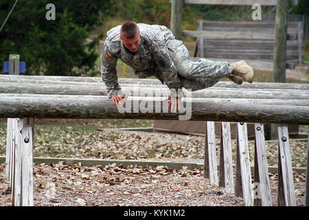 Spc. Phillip Henson bewegt sich durch das Vertrauen Kurs während der Besten die Kentucky Army's National Guard Warrior Konkurrenz an der Wendell H. Ford regionalen Ausbildungszentrums in Greenville, Ky. 27.10.2016. (U.S. Army National Guard Foto: Staff Sgt. Scott Raymond) Stockfoto