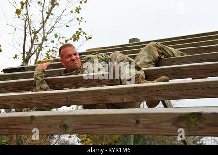 Sgt. 1. Klasse Andrew Dickson bewegt sich durch das Vertrauen Kurs während der Besten die Kentucky Army's National Guard Warrior Konkurrenz an der Wendell H. Ford regionalen Ausbildungszentrums in Greenville, Ky. 27.10.2016. (U.S. Army National Guard Foto: Staff Sgt. Scott Raymond) Stockfoto