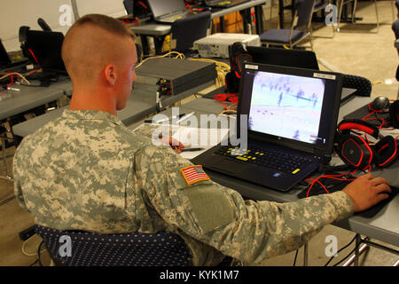 Spc. Phillip Henson Tests seine Artillerie wissen während des Anrufs für Feuer Teil der Beste der Kentucky Army National Guard Warrior Konkurrenz an der Wendell H. Ford regionalen Ausbildungszentrums in Greenville, Ky. 27.10.2016. (U.S. Army National Guard Foto: Staff Sgt. Scott Raymond) Stockfoto