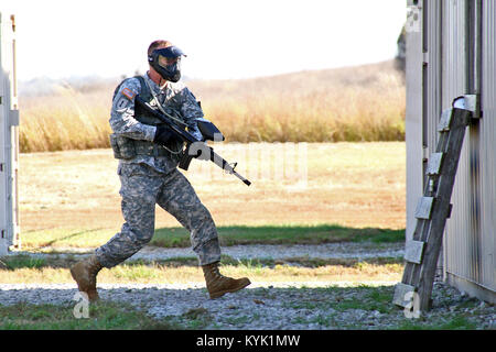 Sgt. 1. Klasse Andrew Dickson bewegt sich während der militärischen Operationen in urbanem Gelände Teil der Beste der Kentucky Army National Guard Warrior Konkurrenz an der Wendell H. Ford regionalen Ausbildungszentrums in Greenville, Ky zu decken. 29.10.2016. (U.S. Army National Guard Foto: Staff Sgt. Scott Raymond) Stockfoto